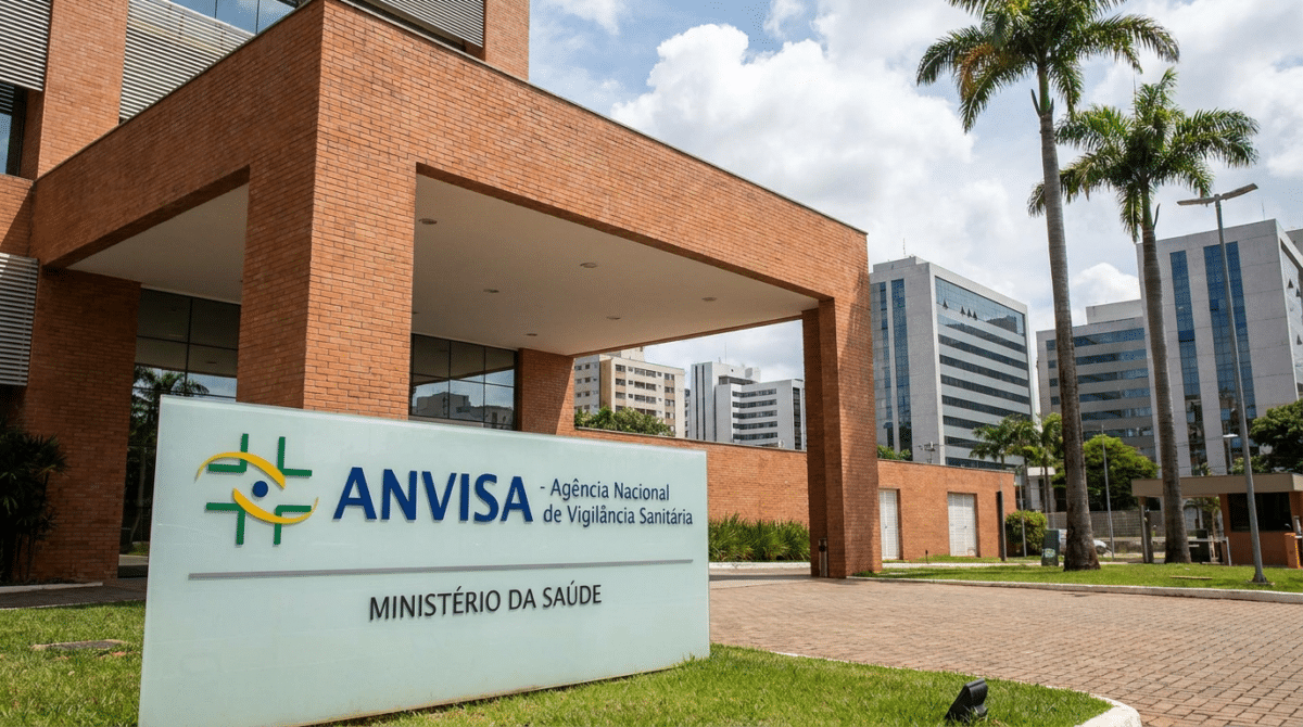 Fachada do edifício sede da Agência Nacional de Vigilância Sanitária (Anvisa) com placa institucional verde e branca.