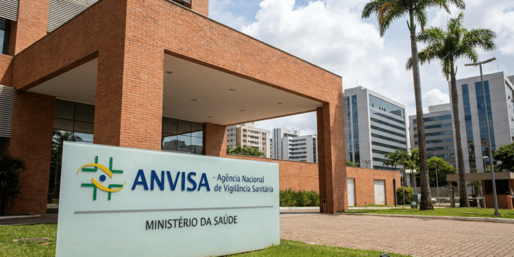 Fachada do edifício sede da Agência Nacional de Vigilância Sanitária (Anvisa) com placa institucional verde e branca.