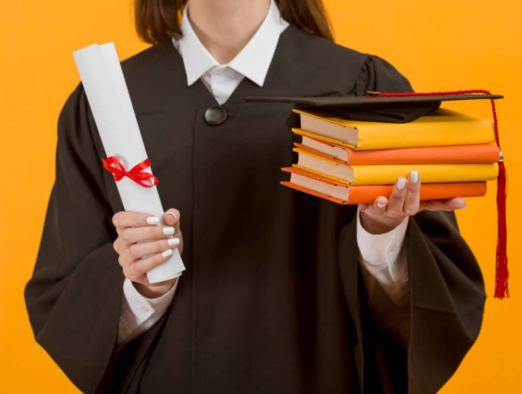Recém-formada em Direito segura diploma e livros jurídicos representando as áreas de atuação além da advocacia