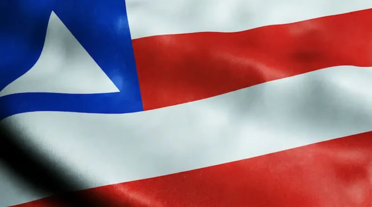Bandeira da Bahia em destaque, usada para ilustrar a discussão sobre a preservação do “h” no nome do estado.