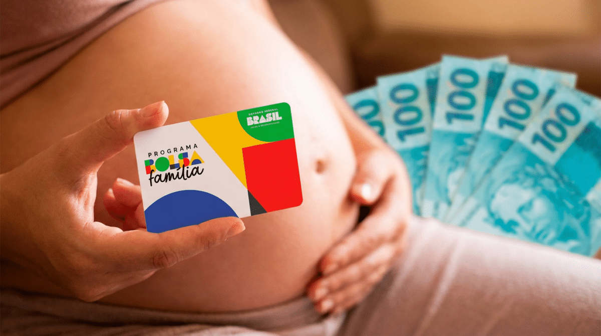 Gestante segura cartão do Programa Bolsa Família com logotipo colorido enquanto mostra notas de R$ 100 ao fundo