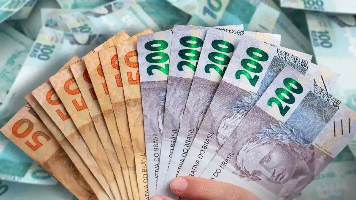 Cédulas de real brasileiro representando o saque de R$ 6.220 liberado pela Caixa em sete cidades até domingo, 7 de junho