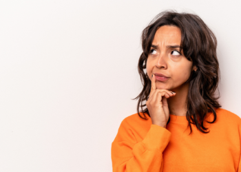 Mulher com expressão de dúvida representando confusão entre as formas vem e vêm.