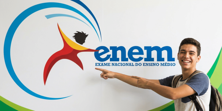 Jovem candidato sorri ao apontar para a logomarca do Exame Nacional do Ensino Médio em painel ilustrado