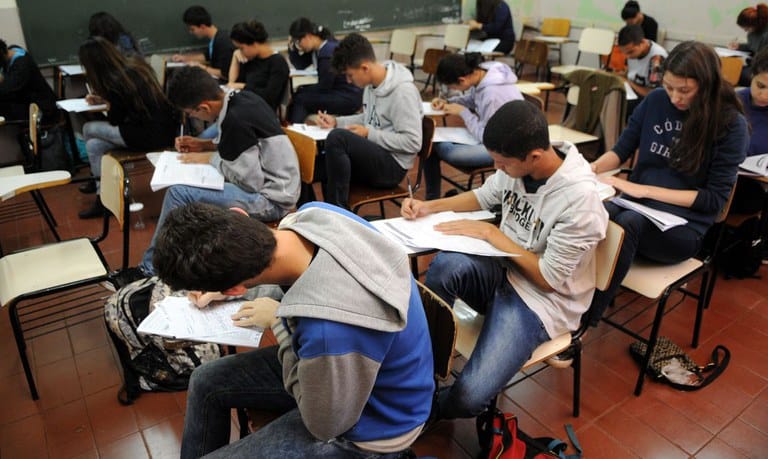 Estudantes concentrados realizam prova em sala de aula durante a aplicação do Enem.