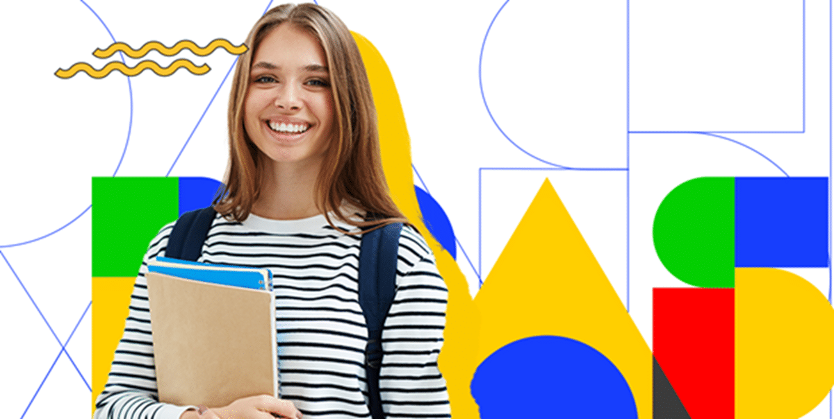 Estudante sorridente de mochila segura cadernos diante de fundo colorido com formas geométricas