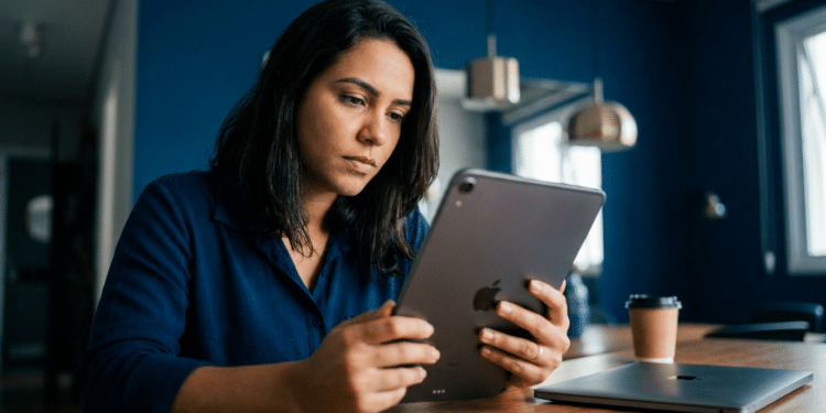 iPad Air M3 usado em tarefas de estudo e produtividade