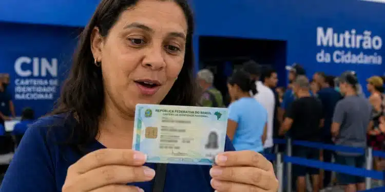 Mulher observando a nova Carteira de Identidade Nacional, representando o mutirão para emissão do documento a partir desta segunda-feira (1º).