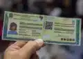Pessoa segurando a nova carteira de identidade emitida gratuitamente pelo SAC.