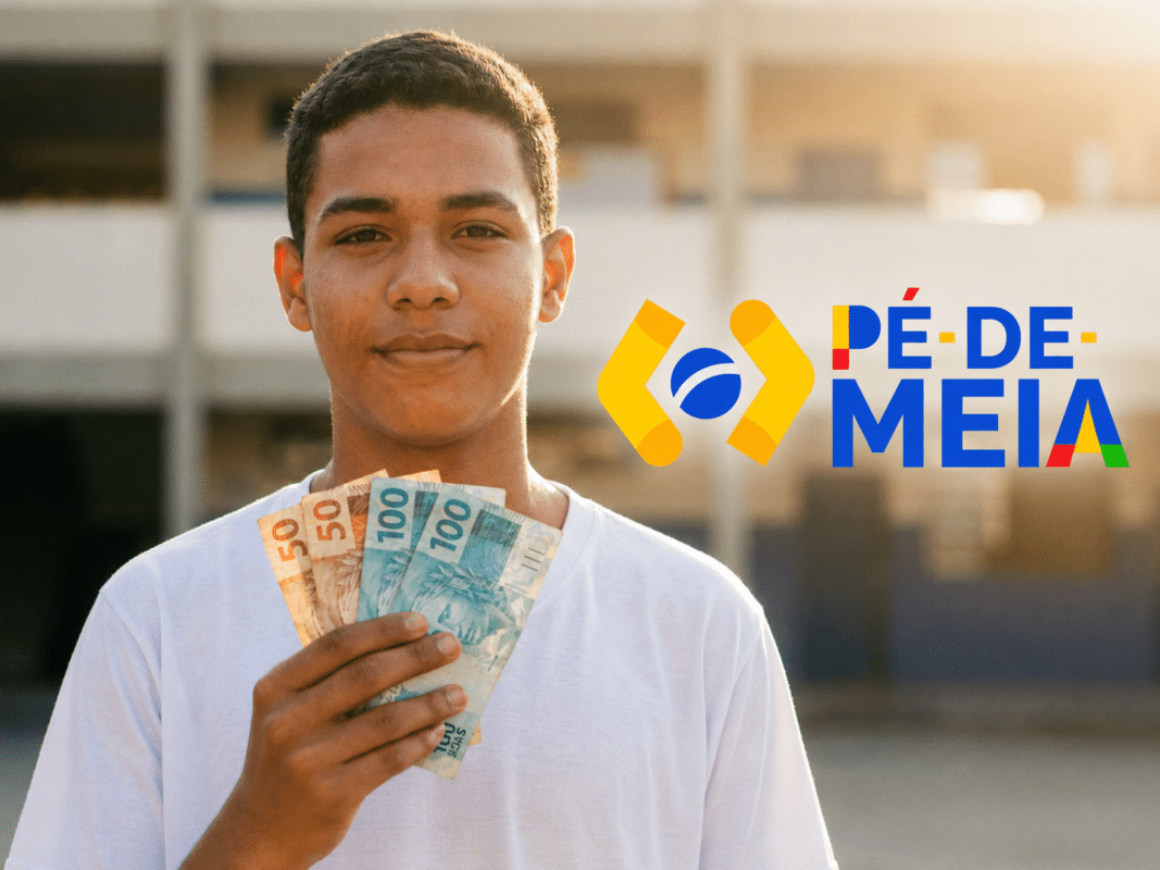 Estudante segura notas de R$ 50 e R$ 100 diante da escola, representando o pagamento do Pé-de-Meia