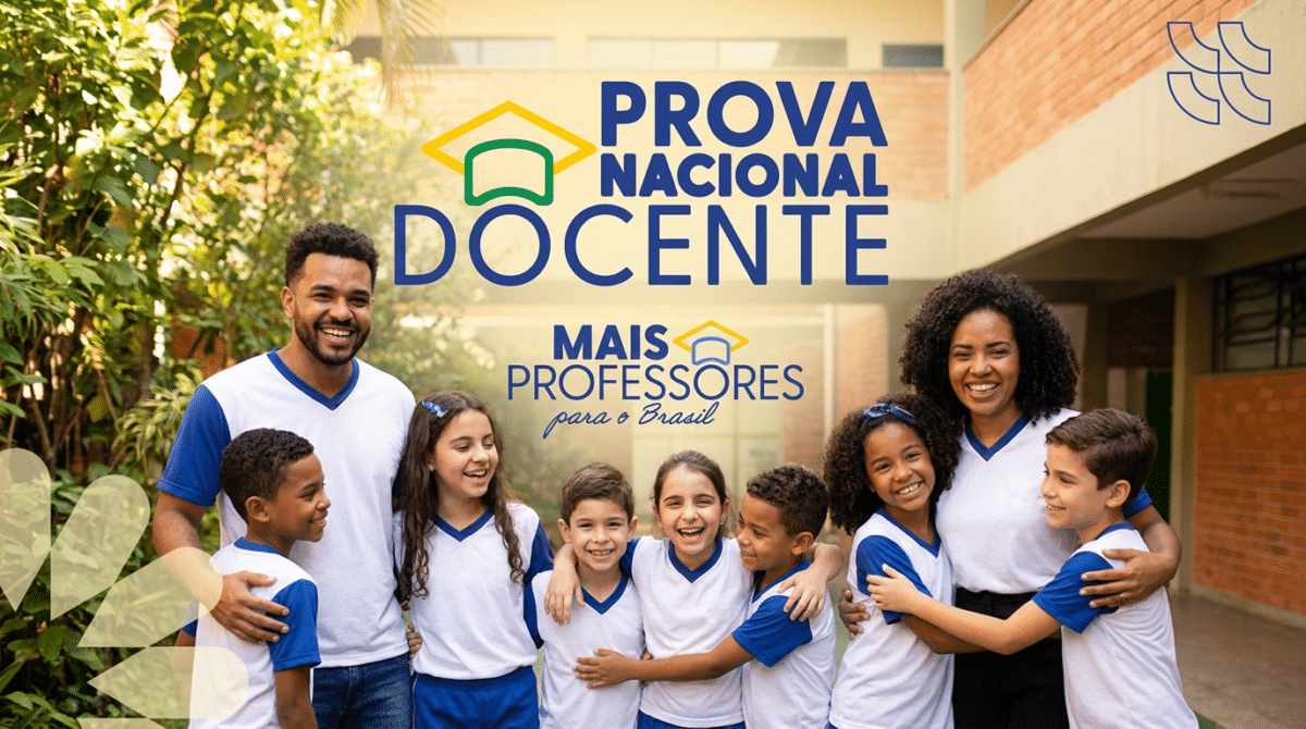 Educadores ao lado de alunos uniformizados em pátio escolar com a logomarca da Prova Nacional Docente em destaque.