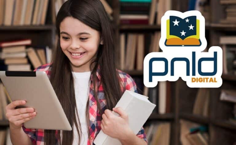 Estudante sorridente lê em tablet ao lado da logomarca do PNLD Digital em biblioteca repleta de livros