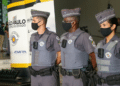 Três policiais militares de São Paulo, uniformizados e com coletes, em evento oficial do governo estadual
