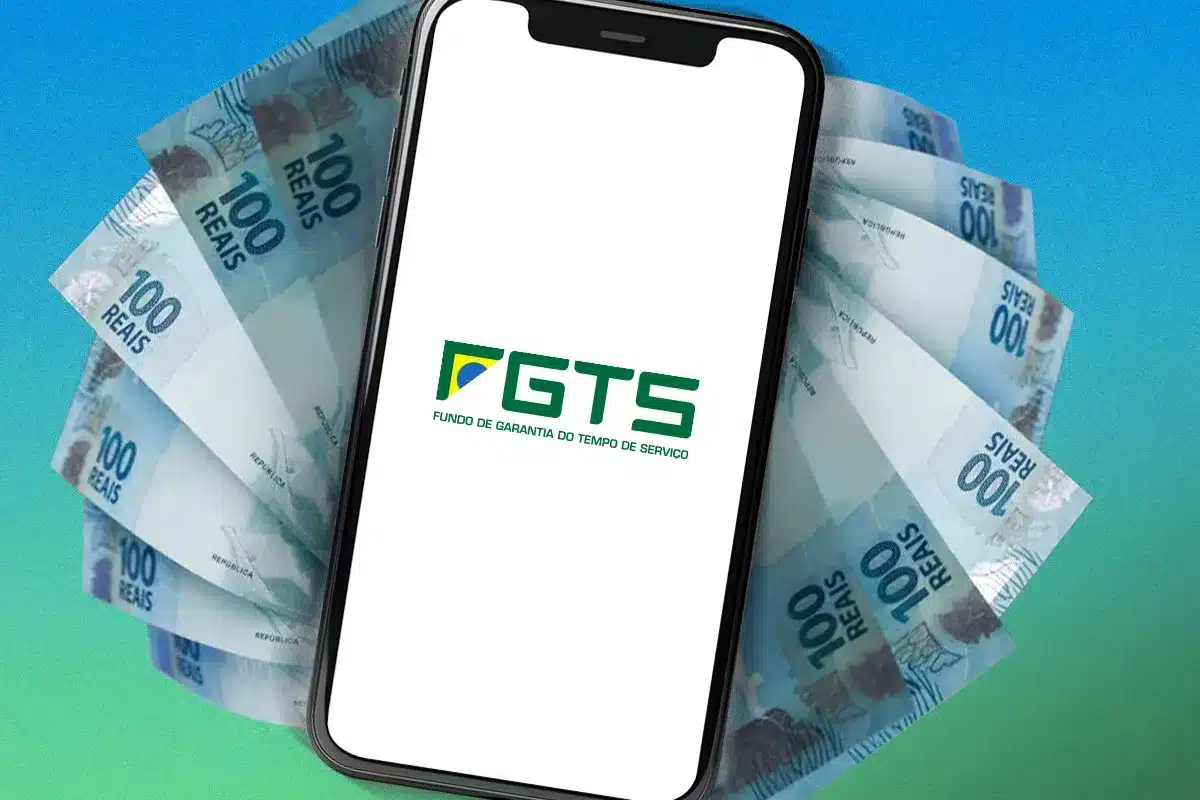 Tela do app FGTS com notas de 100 reais ao fundo, representando o processo de solicitação do Saque Calamidade.