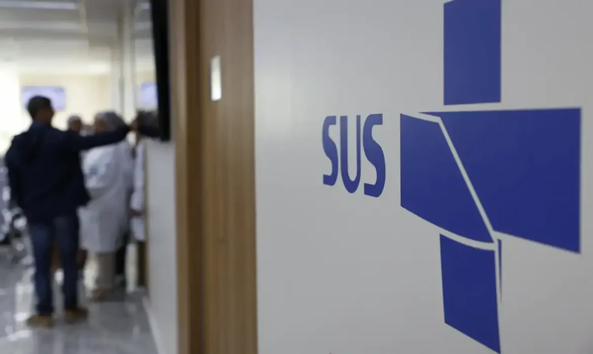 Paciente em fila de atendimento, representando o aumento de cirurgias do SUS em 428 mil procedimentos anuais.