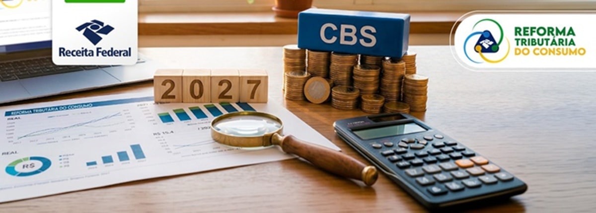 Bloco com a sigla CBS sobre pilhas de moedas ao lado de cubos com o ano 2027, calculadora e gráficos da reforma tributária