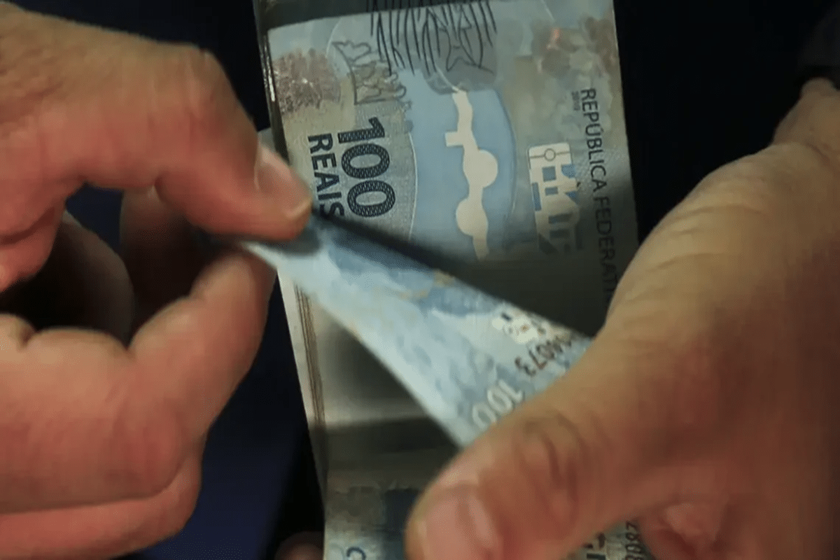 Notas de cem reais que representam a diária de até R$ 864 prevista no edital dos certificadores do Enem, PND e Enamed 2026